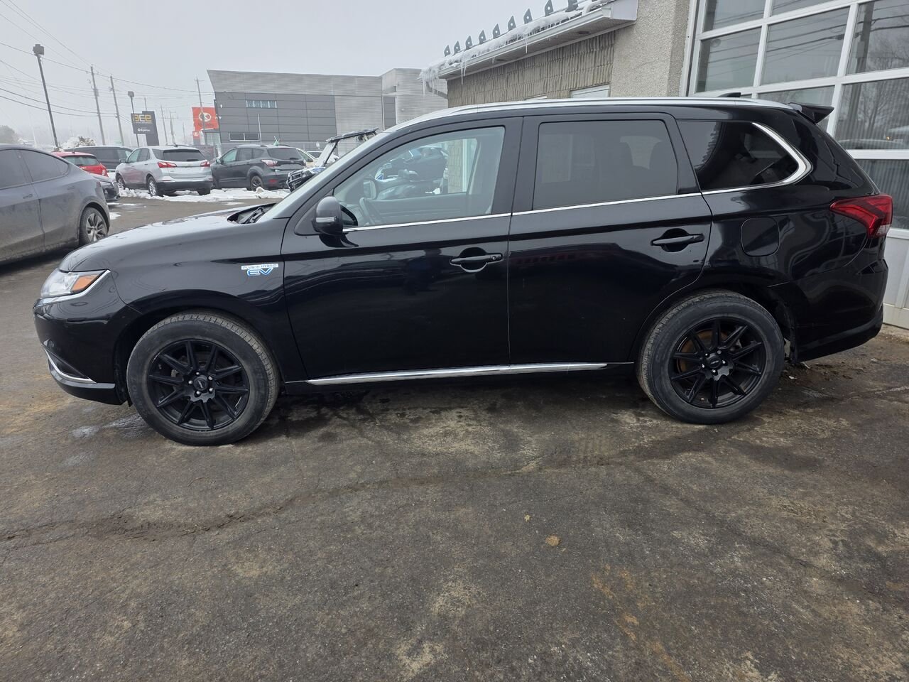 2021 Mitsubishi Outlander Plug-In Hybrid Black  - photo #2
