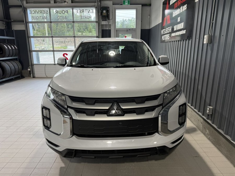 2023 Mitsubishi RVR ES AWC White