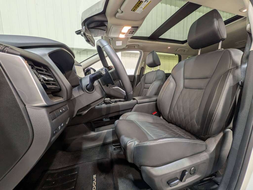 2024 Nissan Rogue AWD Platinum White Val-David - photo #1