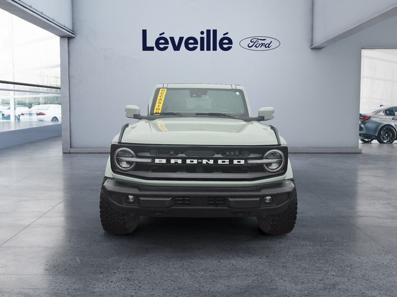 Ford Bronco 2F334A | Outer Banks 4 portes ** 4x4 ** 314A ** TOIT DUR ** 360 ** VOLANT CHAUFFANT ** 2024 Gris Saint-Jérôme - photo #1
