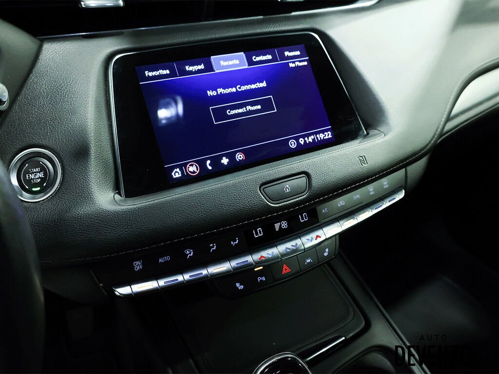 2020 Cadillac XT4 Silver Saint-Eustache - photo #18