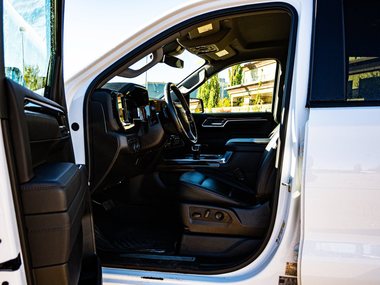 2025 Chevrolet Silverado 1500 4WD Crew Cab 147 RST White Sherwood Park - photo #17