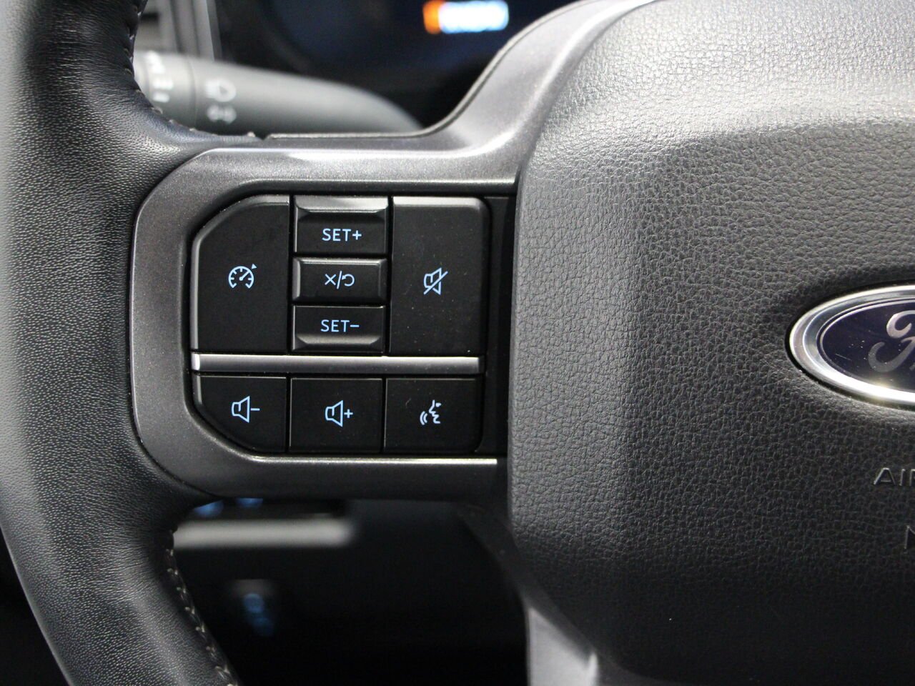 2024 Ford Super Duty F-250 SRW LARIAT Black Saint-Eustache - photo #16