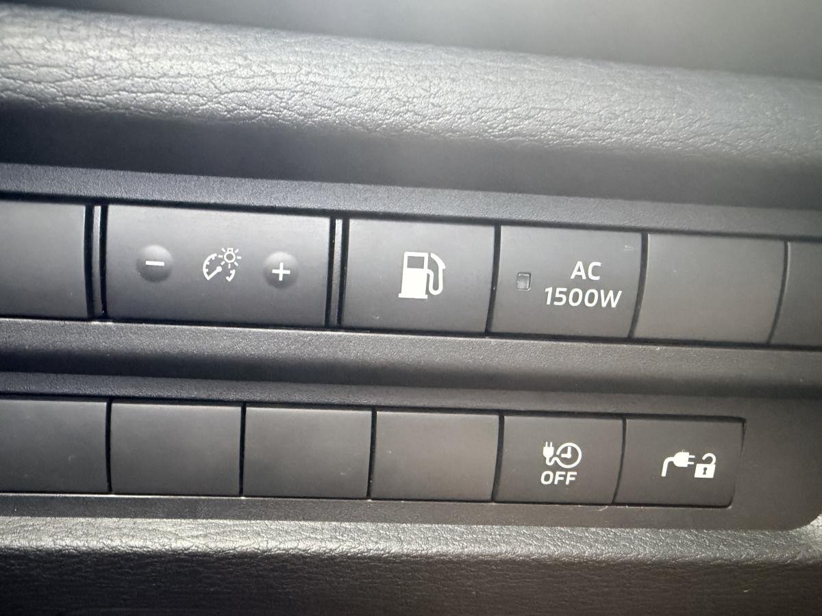 2025 Mitsubishi Outlander Plug-In Hybrid Silver  - photo #13