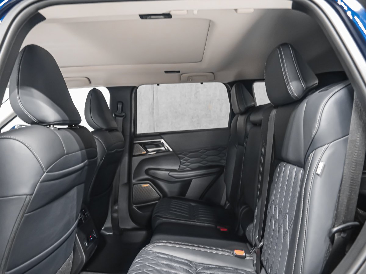2026 Mitsubishi Outlander GT Cosmic Blue Montreal - photo #13