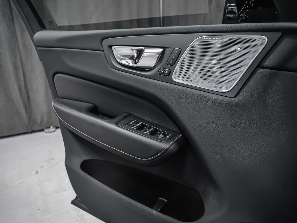 Volvo XC60 Recharge T8 R-DESIGN ADVANCED CLIMAT BOWERS WILKINS 2022 Bleu Montréal - photo #8