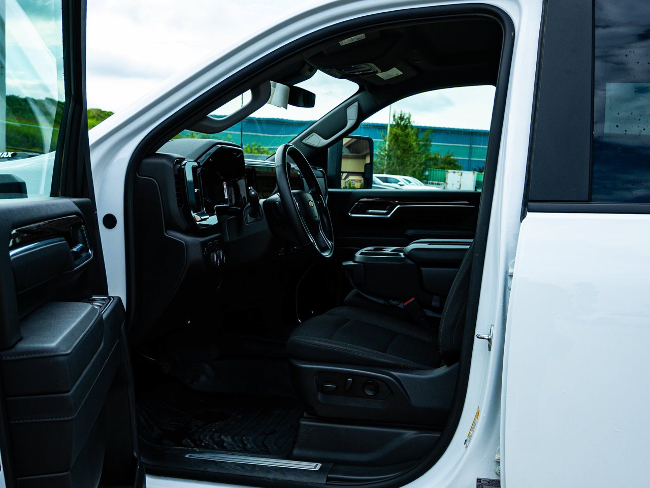 2025 Chevrolet Silverado 2500HD 4WD Crew Cab 159 LT White Sherwood Park - photo #15