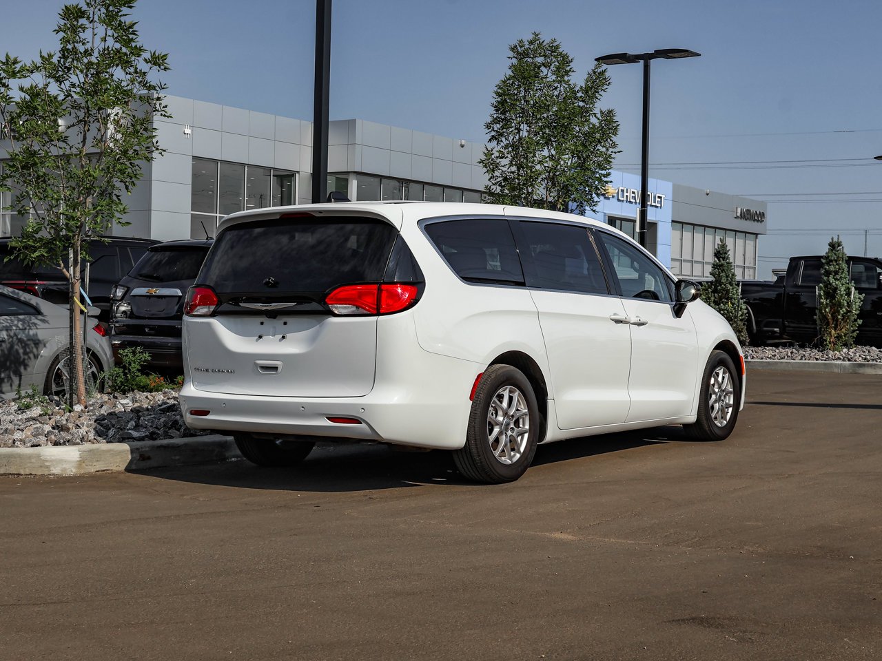 2024 Chrysler Grand Caravan SXT 2WD White Sherwood Park - photo #7