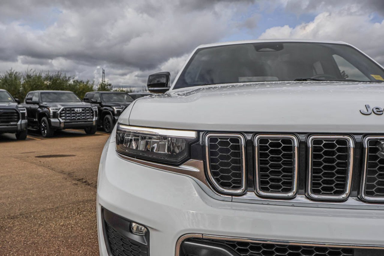 2023 Jeep Grand Cherokee Overland 4x4 White Sherwood Park - photo #10