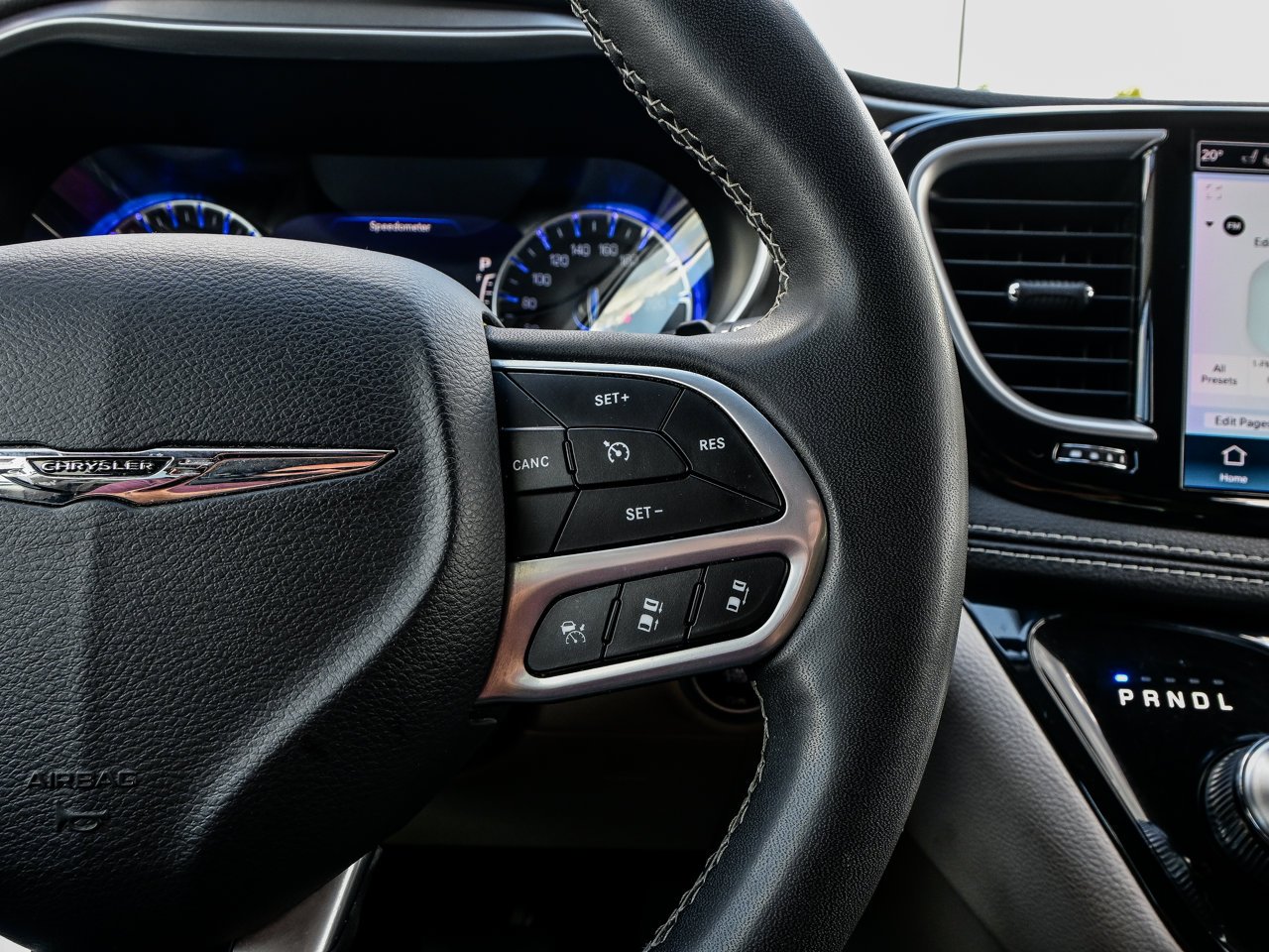 2023 Chrysler Pacifica Touring L AWD White Sherwood Park - photo #18