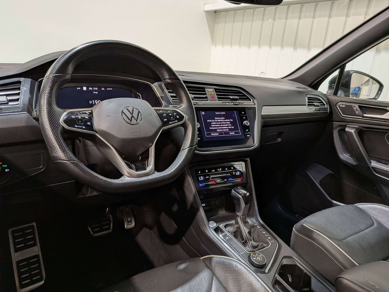 2022 Volkswagen Tiguan Highline R-Line 4MOTION Black Mirabel - photo #13