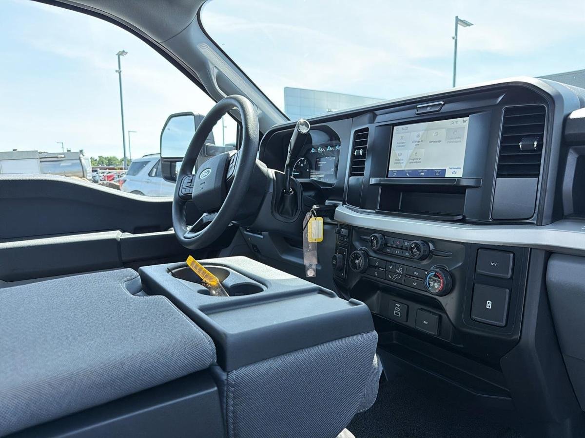 2026 Ford Super Duty F-550 DRW Oxford White Saint-Jérôme - photo #2