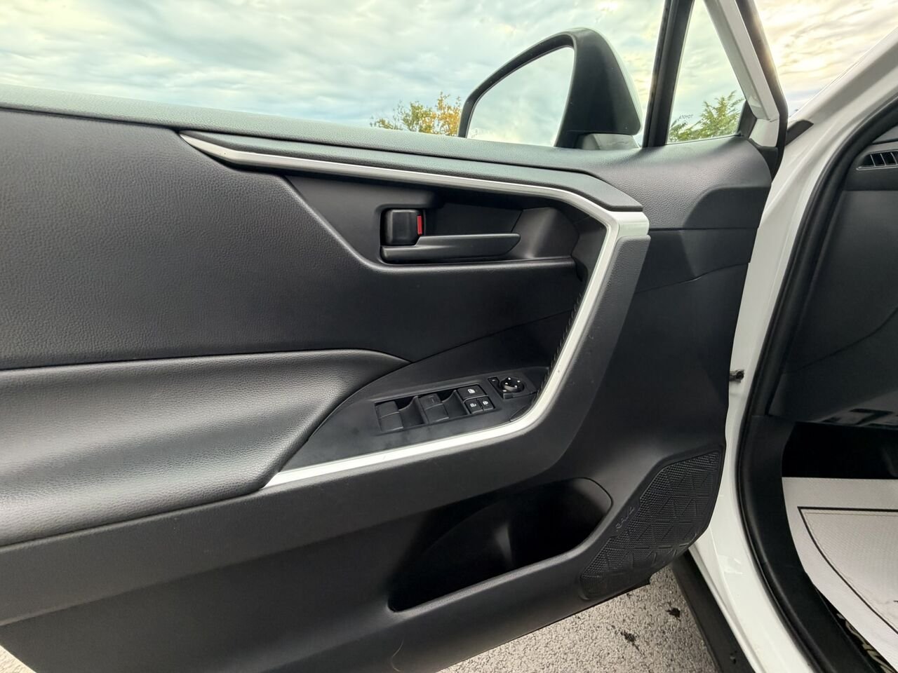 Toyota RAV4 LE 2019 Blanc Laval - photo #10