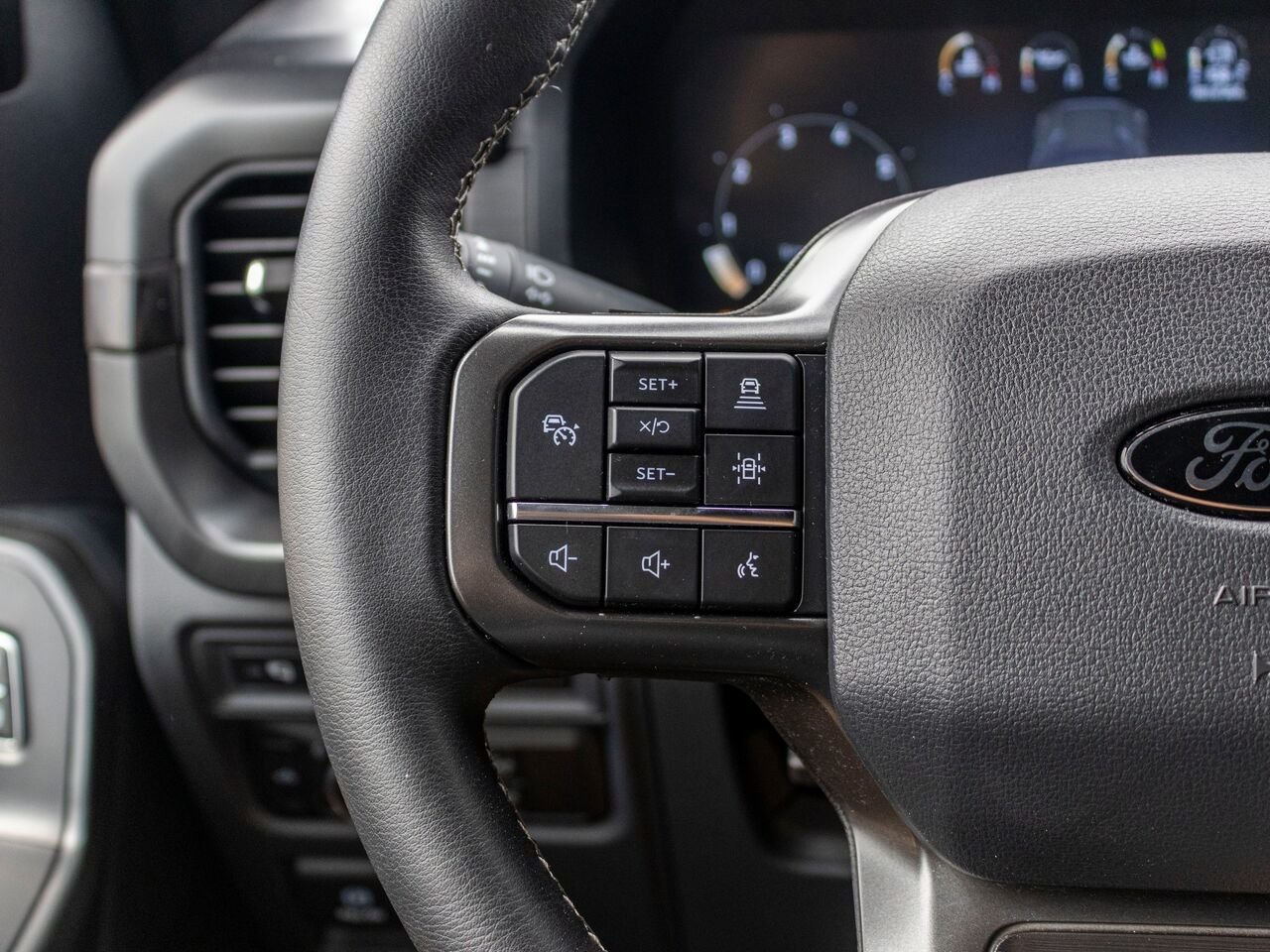 Ford F-150 XLT cabine SuperCrew 4RM caisse de 5,5 pi 2024 Gris Châteauguay - photo #11