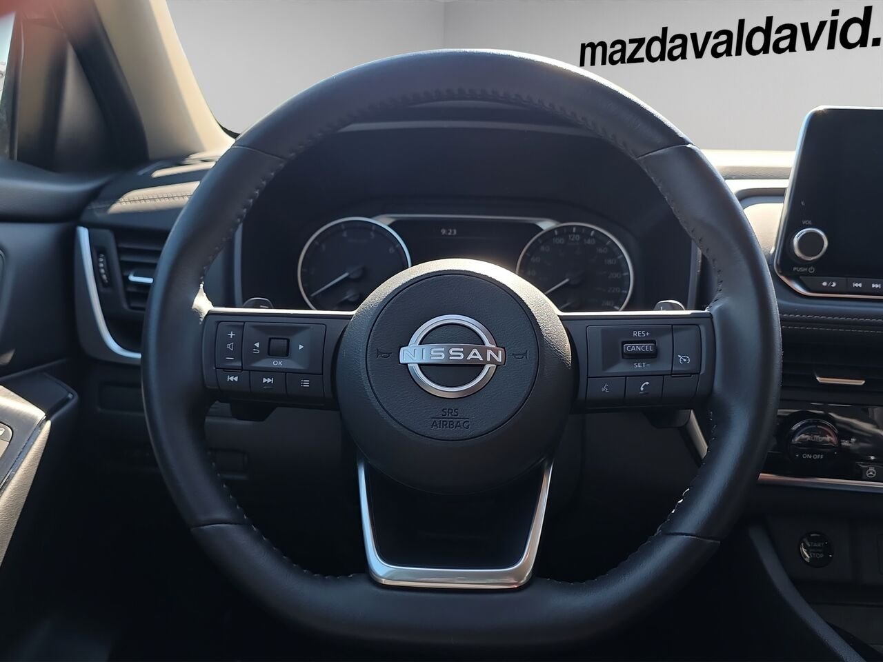Nissan Rogue S TI, volant chauffant, détecteur d'angles morts, cruise control 2024 Noir Val-David - photo #8