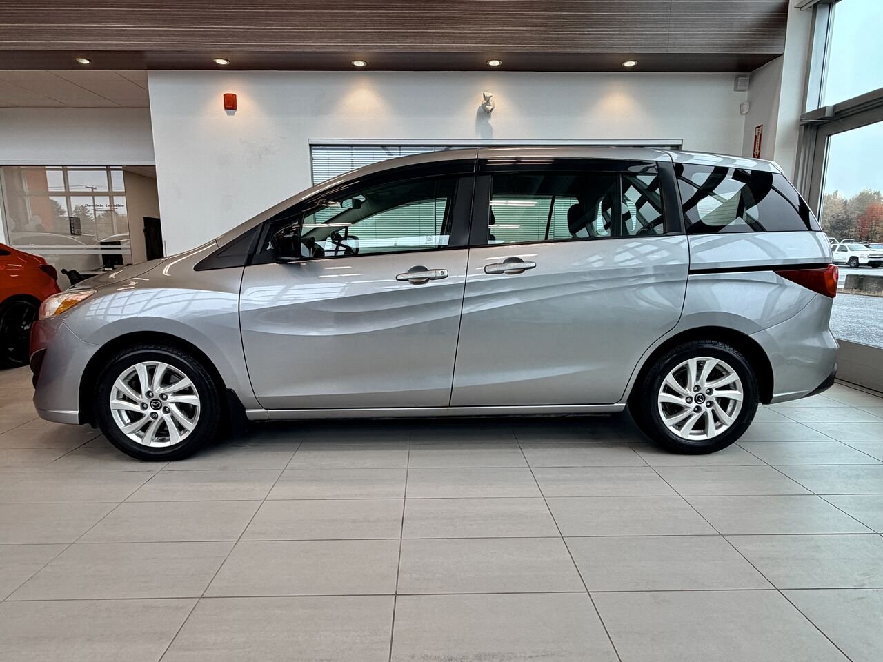 2014 Mazda Mazda5 Silver Notre-Dame-des-Prairies - photo #5