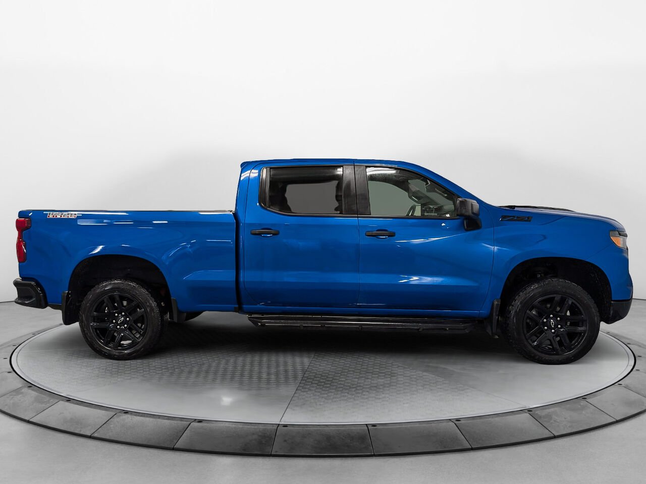 CHEVROLET Silverado 1500 4WD Crew Cab Custom Trail Boss V8 5.3L 6 Places 2023 Noir Sherbrooke - photo #4