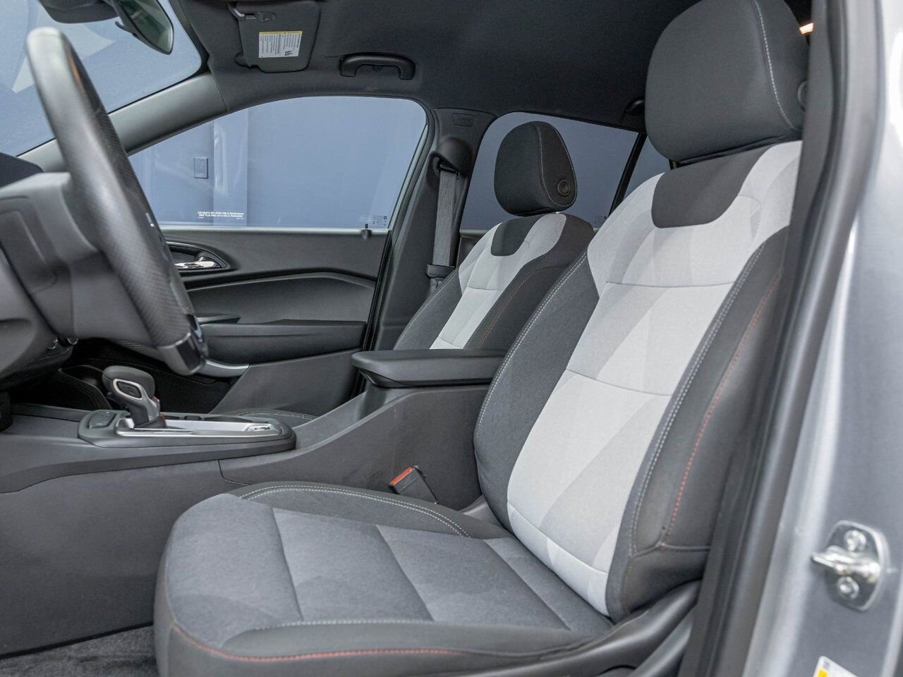 Chevrolet Trax 1RS *SIÈGES / VOLANT CHAUF* CARPLAY BLUETOOTH WIFI 2025 Gris Saint-Jérôme - photo #9