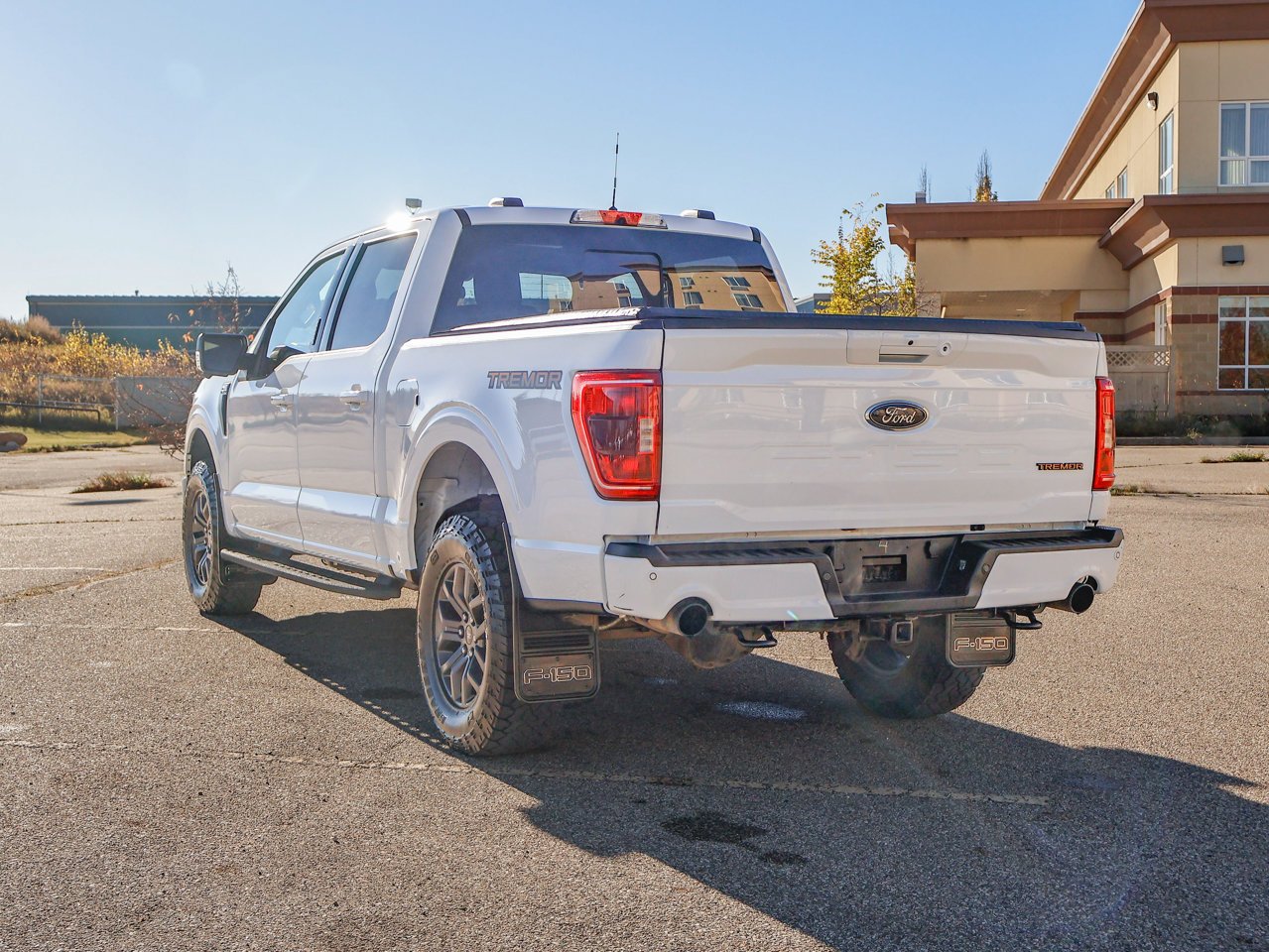 2022 Ford F-150 LARIAT 4WD SuperCrew 5.5' Box White Sherwood Park - photo #10