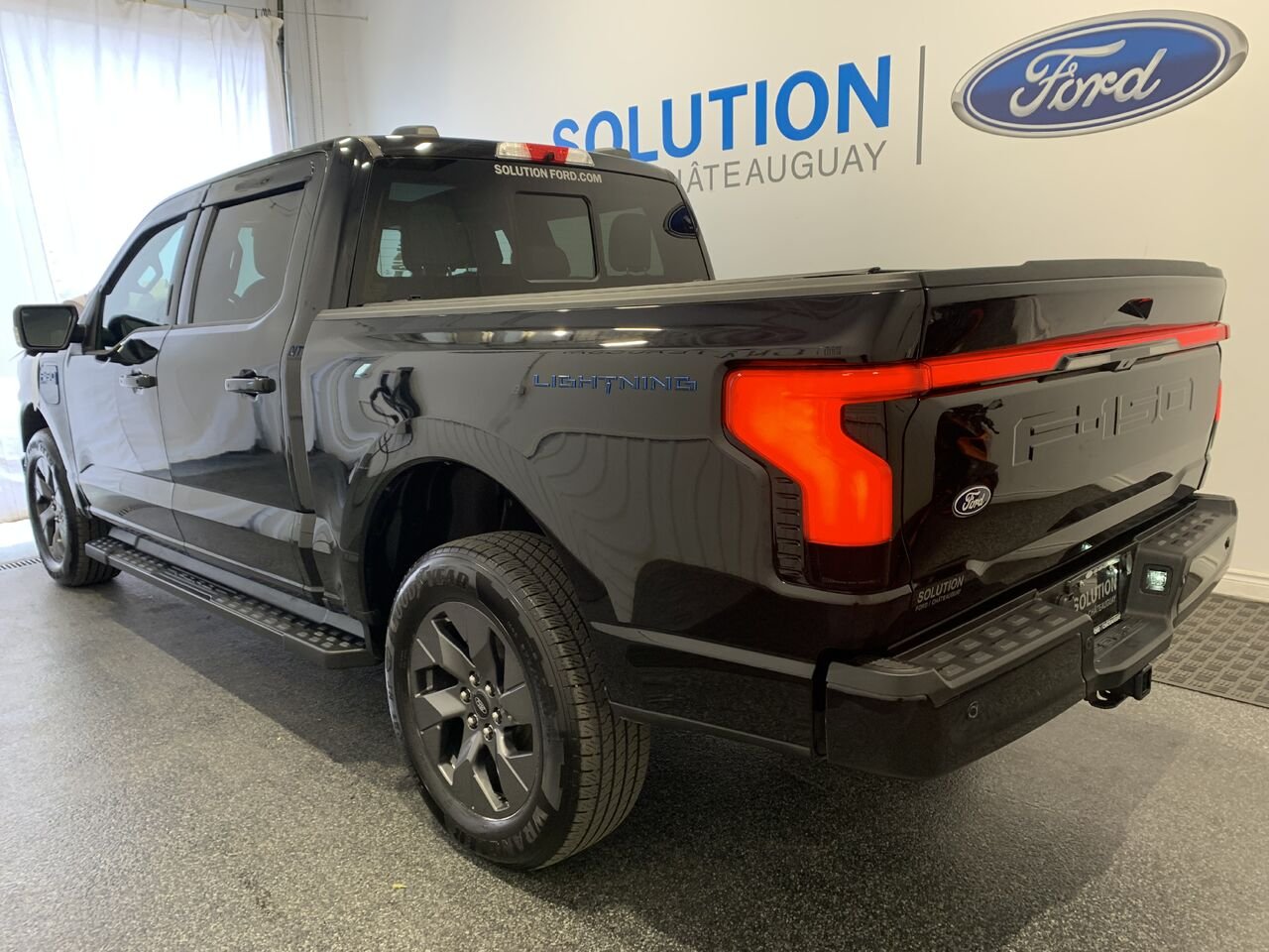 Ford F-150 Lightning LARIAT cabine SuperCrew 4RM caisse de 5,5 pi 2024 Noir Châteauguay - photo #10