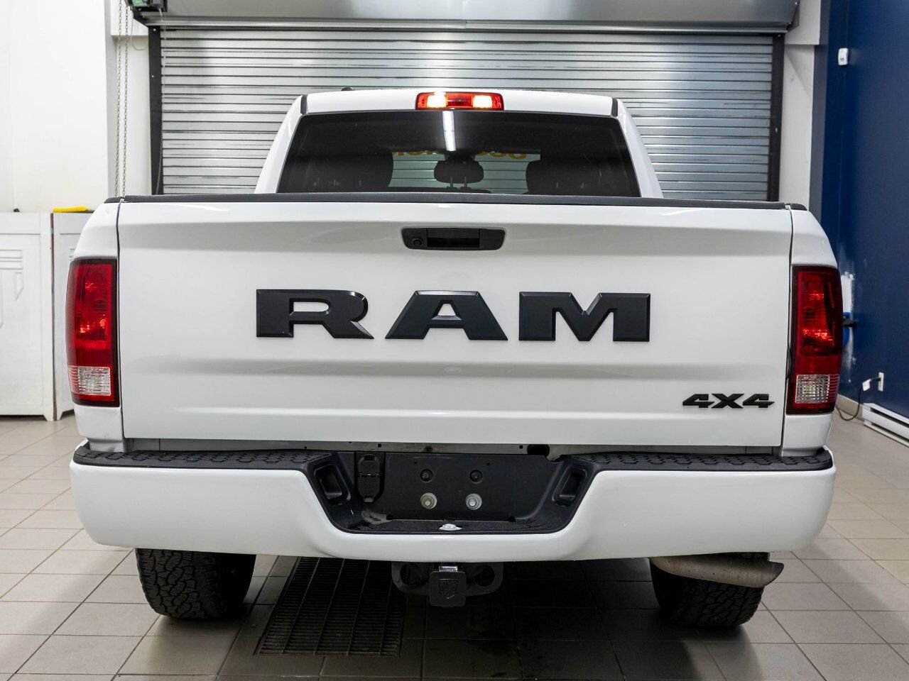 Ram 1500 Classic NIGHT EDITION 4X4 *CARPLAY* FREINS REMORQ WIFI USB 2023 Blanc Saint-Jérôme - photo #5