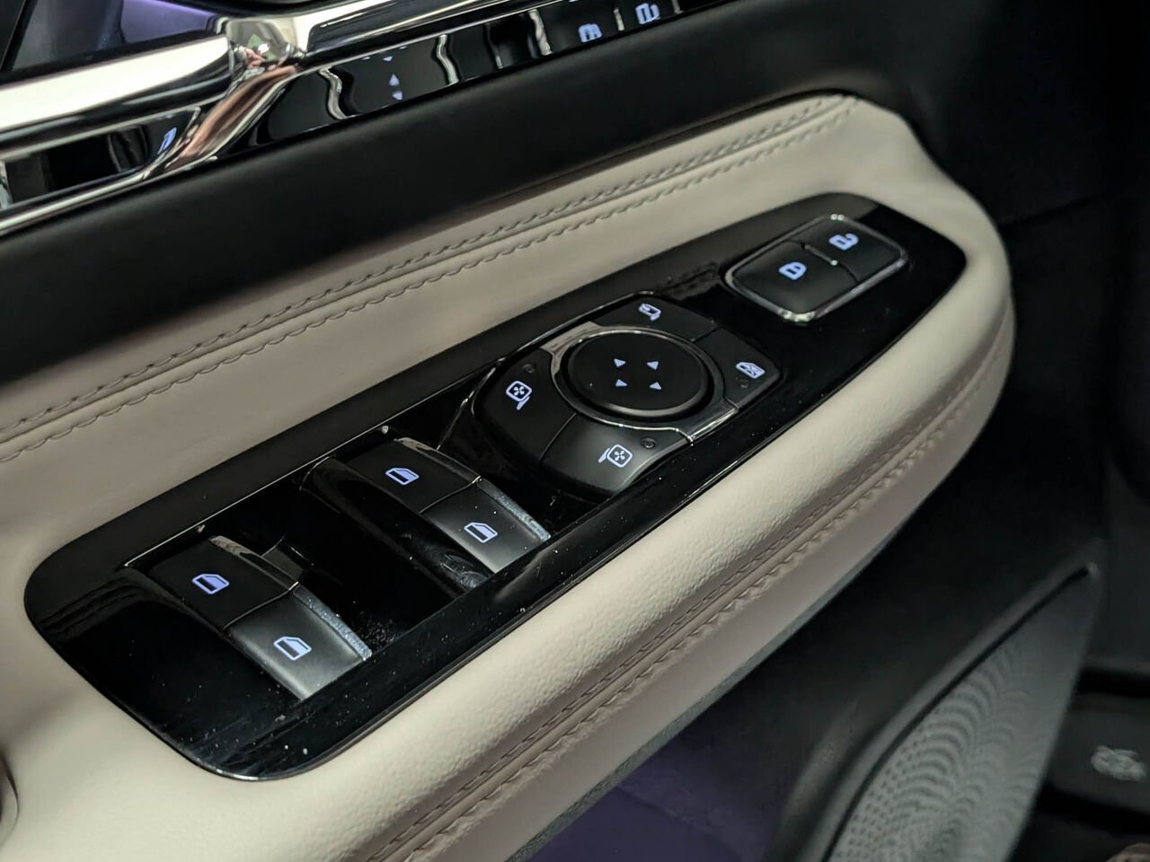 2025 Lincoln CORSAIR Grand Touring Hybrid AWD White Sherbrooke - photo #17