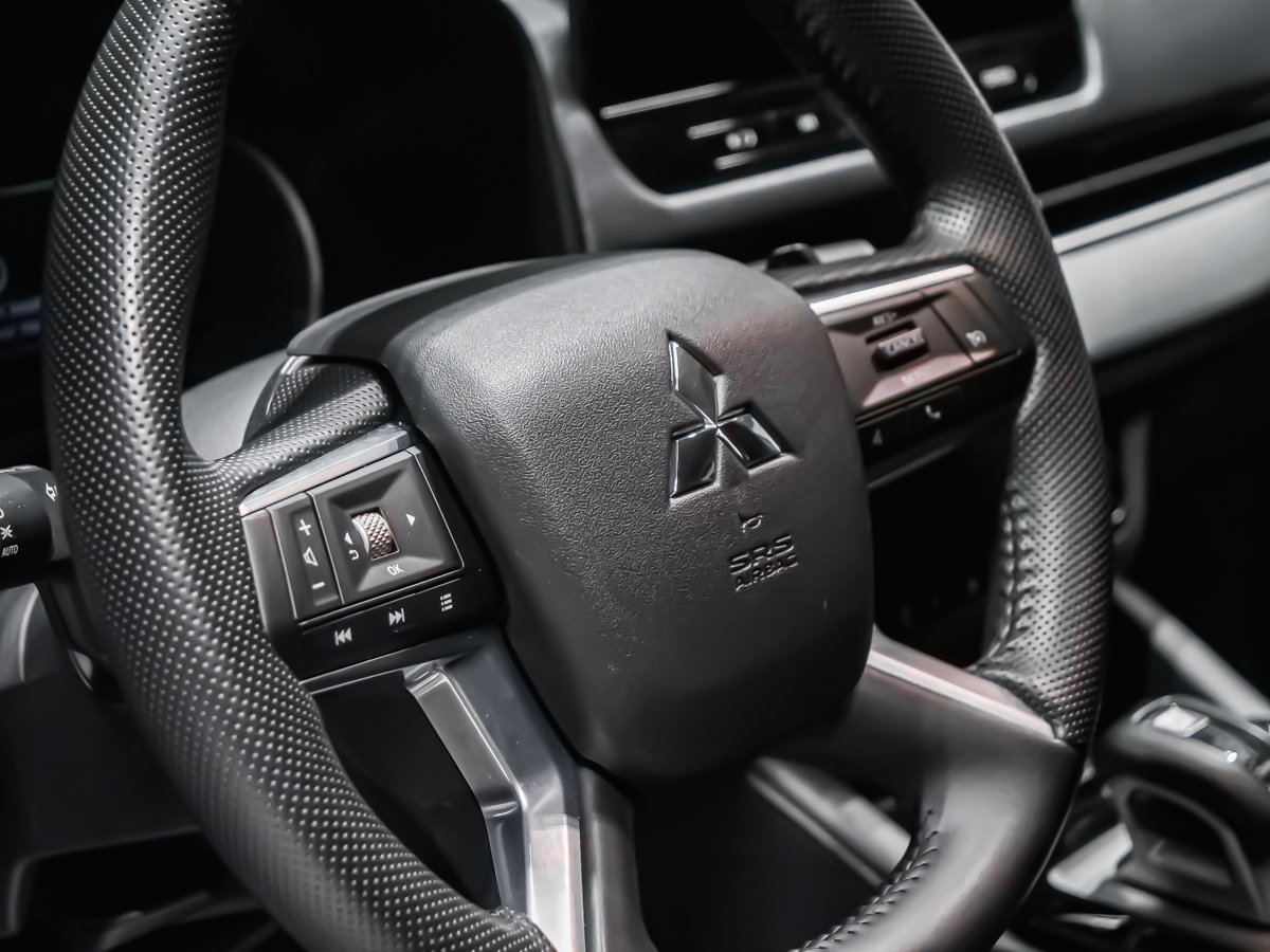 2025 Mitsubishi Outlander ES Black Montreal - photo #7