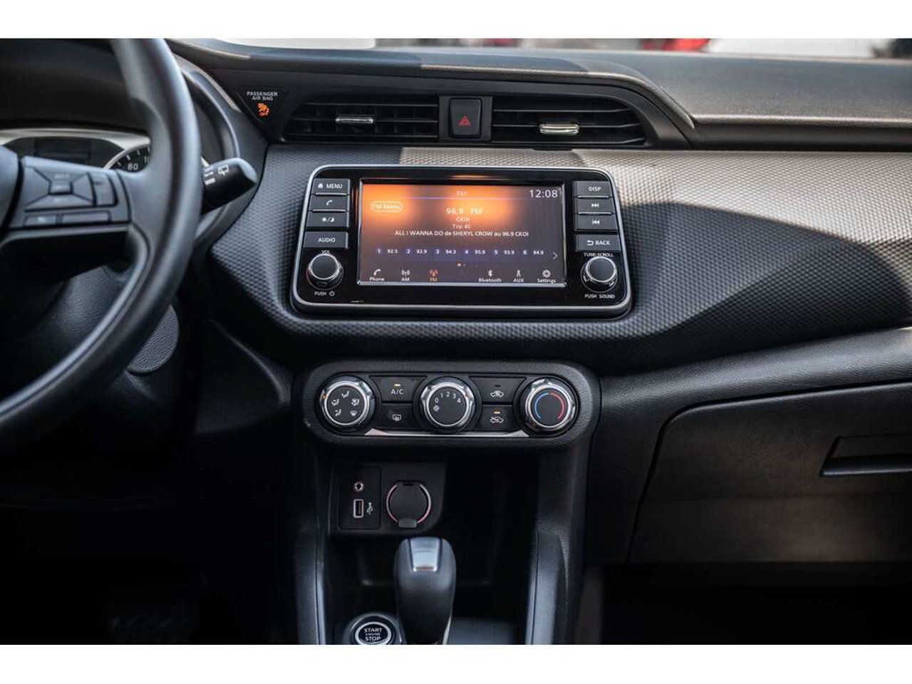 2025 Nissan Kicks Play Silver Sainte-Julienne - photo #25