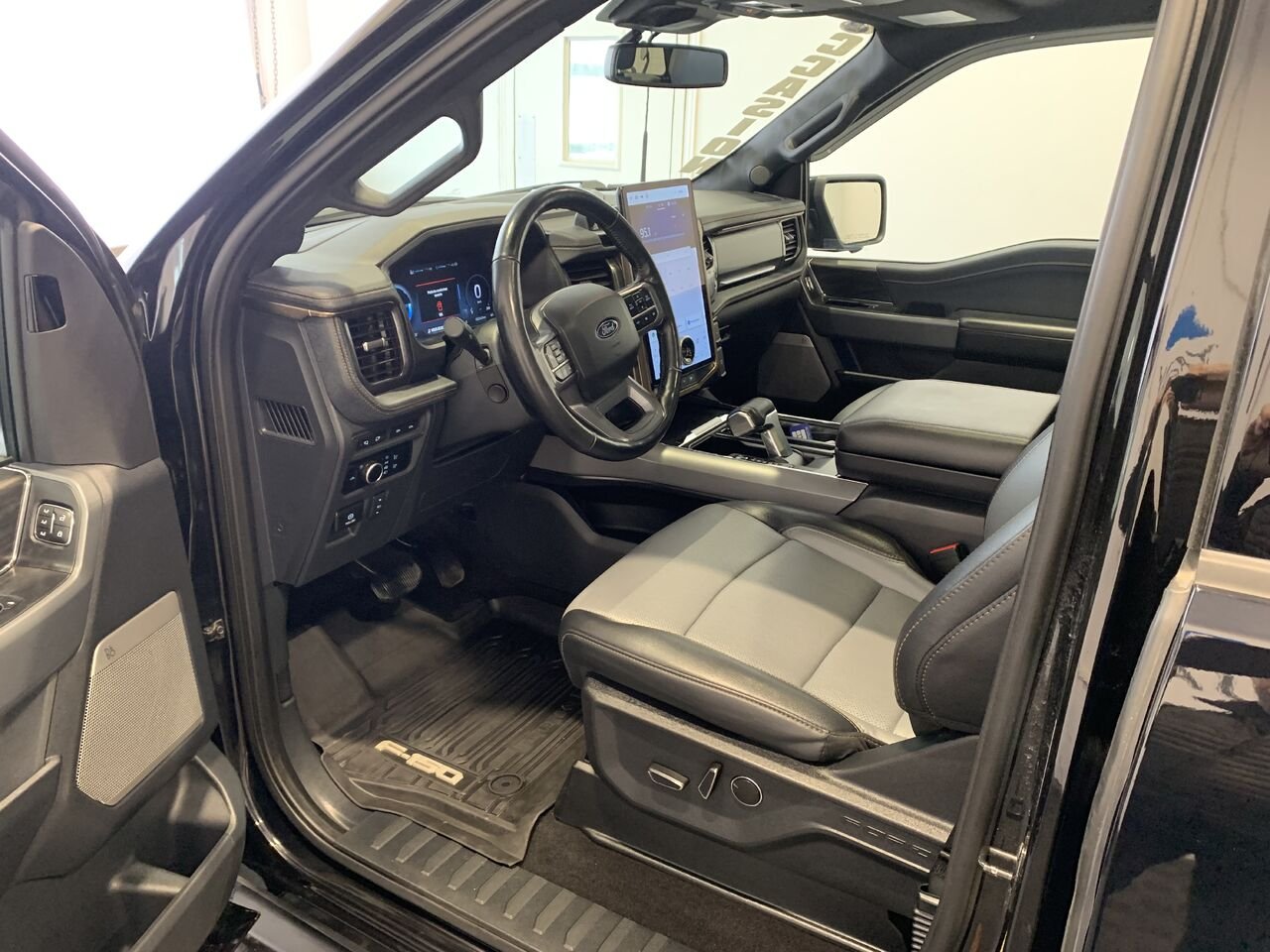 Ford F-150 Lightning LARIAT cabine SuperCrew 4RM caisse de 5,5 pi 2024 Noir Châteauguay - photo #31