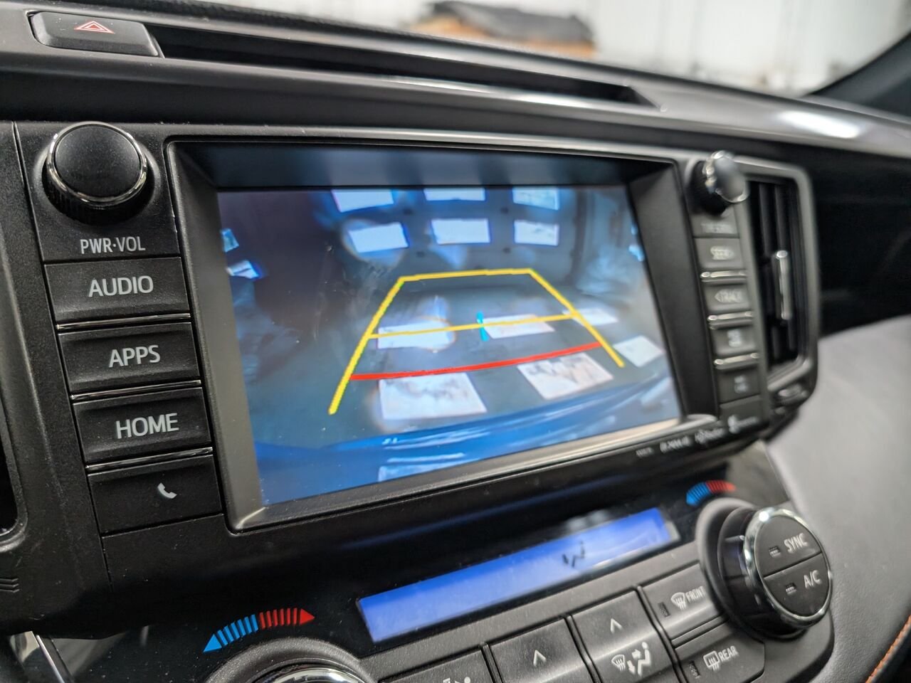 Toyota RAV4 Hybride SE/SIÈGES CHAUFFANTS/VOLANT CHAUFFANT/TOIT OUVRANT/AC/BLUETOOTH/CAMERA DE RECUL 2017 Bleu orage électrique Sherbrooke - photo #17