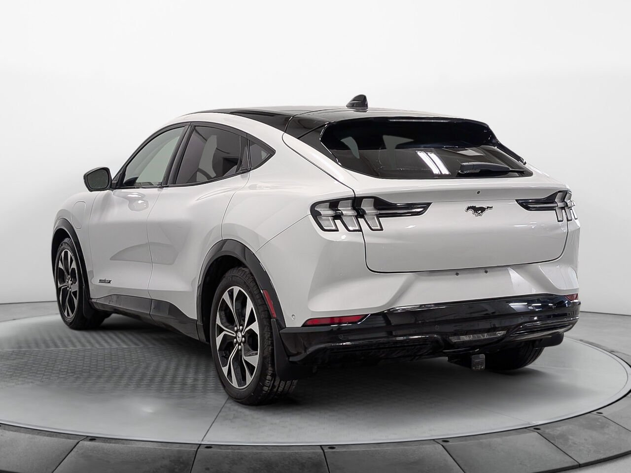 Ford MUSTANG MACH-E Premium AWD Batterie Autonomie Prolongée 2023 Argent Sherbrooke - photo #2