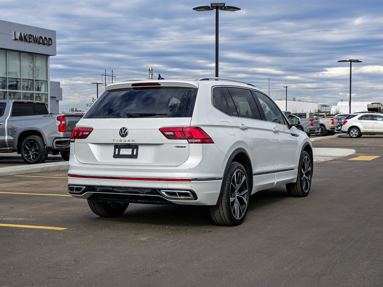 2024 Volkswagen Tiguan Highline R-Line 4MOTION White Sherwood Park - photo #13