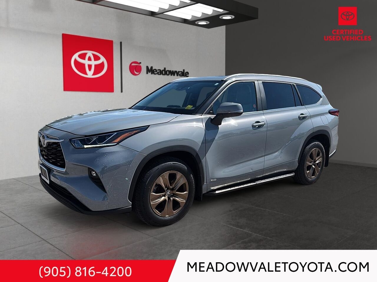 2023 Toyota HIGHLANDER New tires, Satin Bronze 18" Wheels, Running Boards, 2nd Row Captain Chairs Cement Mississauga - photo #0