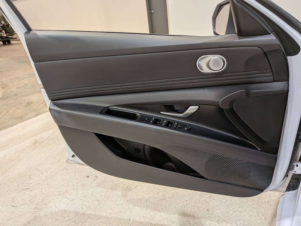 2025 Hyundai Elantra Preferred IVT w/Tech Pkg White Val-David - photo #35