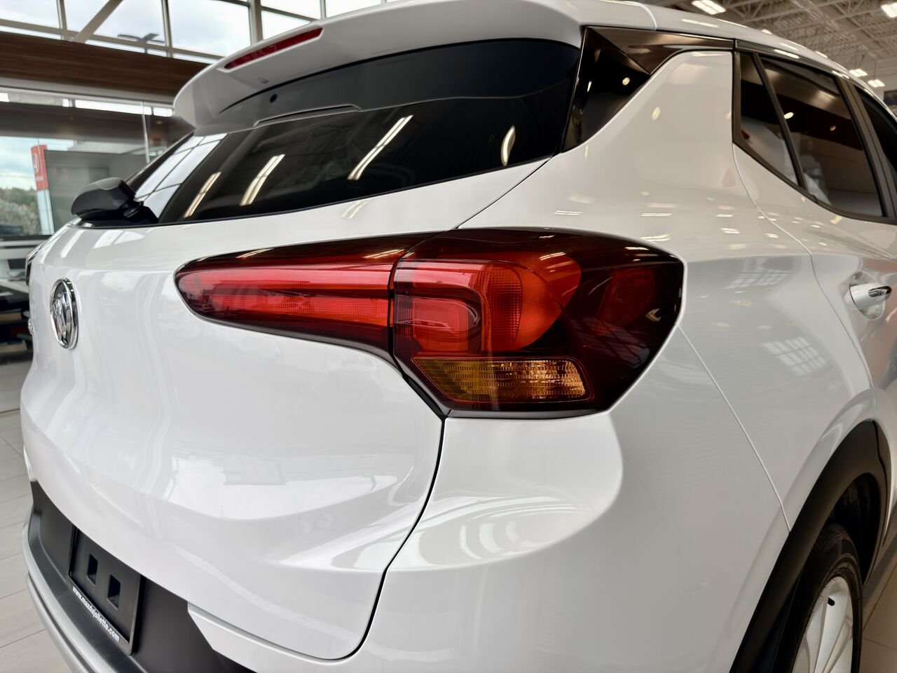2021 Buick Encore GX White Notre-Dame-des-Prairies - photo #9