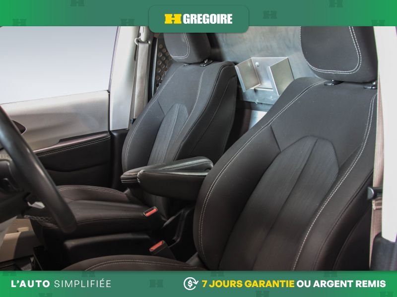 Chrysler Grand Caravan 2023 Blanc Laval - photo #19
