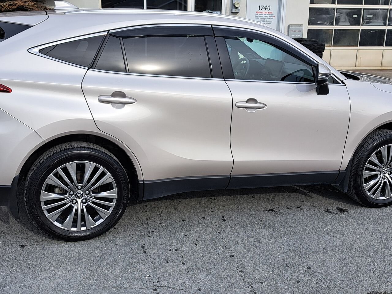 Toyota Venza XLE TI 2024 Titane éclatant Lac-Etchemin - photo #5