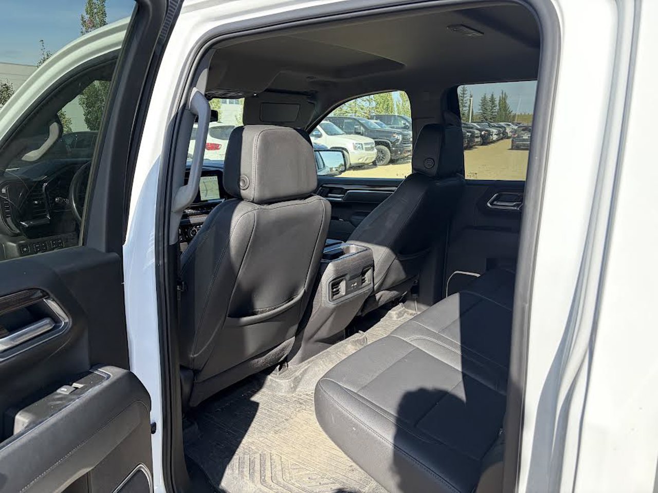 2025 Chevrolet Silverado 1500 4WD Crew Cab 147 RST White Sherwood Park - photo #5