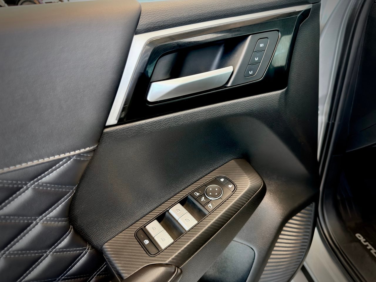 2023 Mitsubishi Outlander gray Notre-Dame-des-Prairies - photo #22