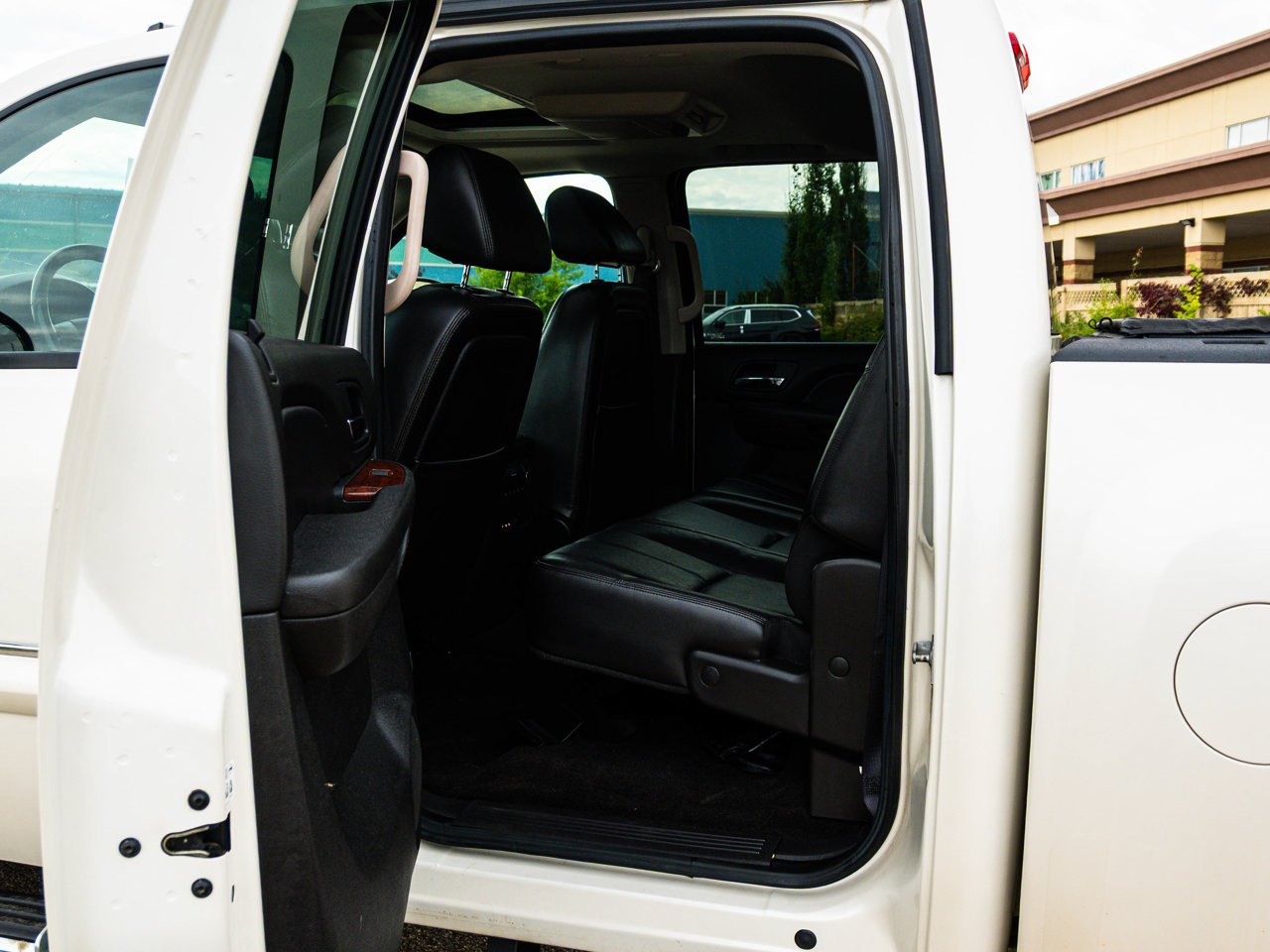 2009 Chevrolet Silverado 1500 4WD Crew Cab 143.5 LTZ White Sherwood Park - photo #26