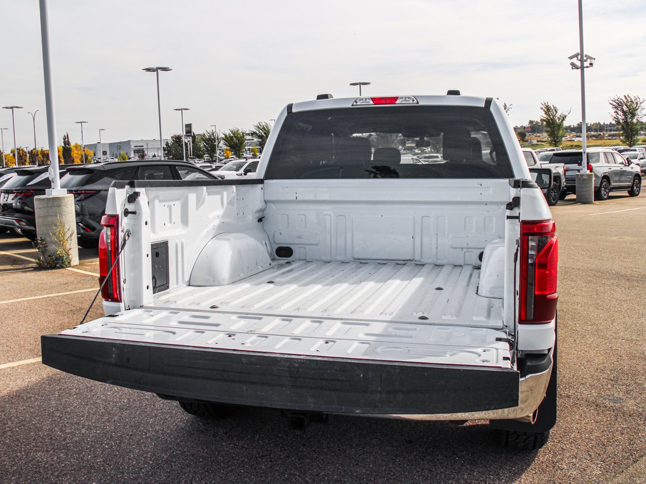 2025 Ford F-150 XLT 4WD SuperCrew 5.5' Box White Sherwood Park - photo #7