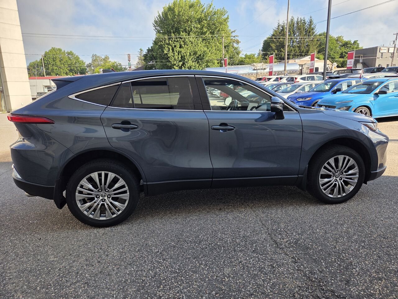 2023 Toyota VENZA Grey Mont-Laurier - photo #3