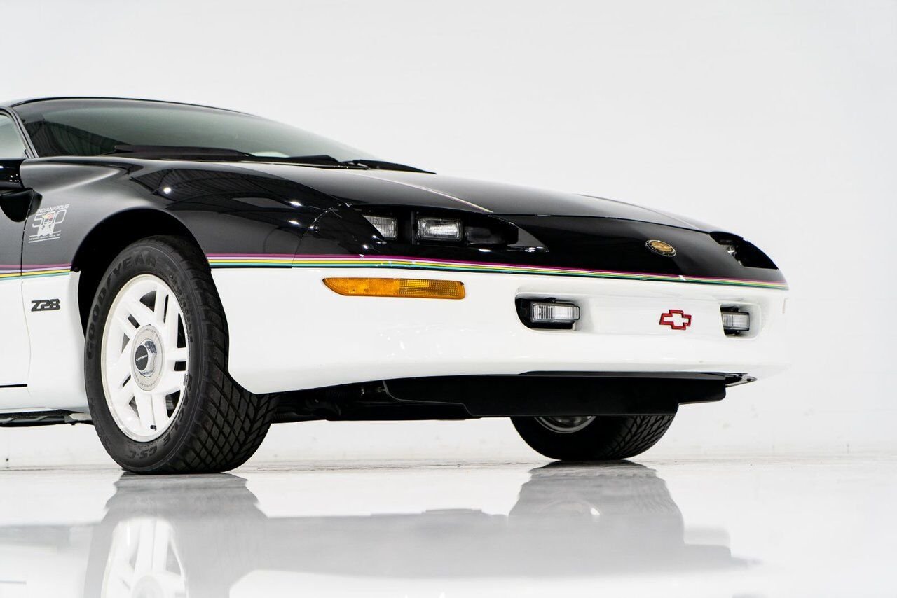 Chevrolet CAMARO Z28 PRIX EN USD | Pace Car with only 957km (595mi) with original window sticker 1993 Noir Montréal - photo #36