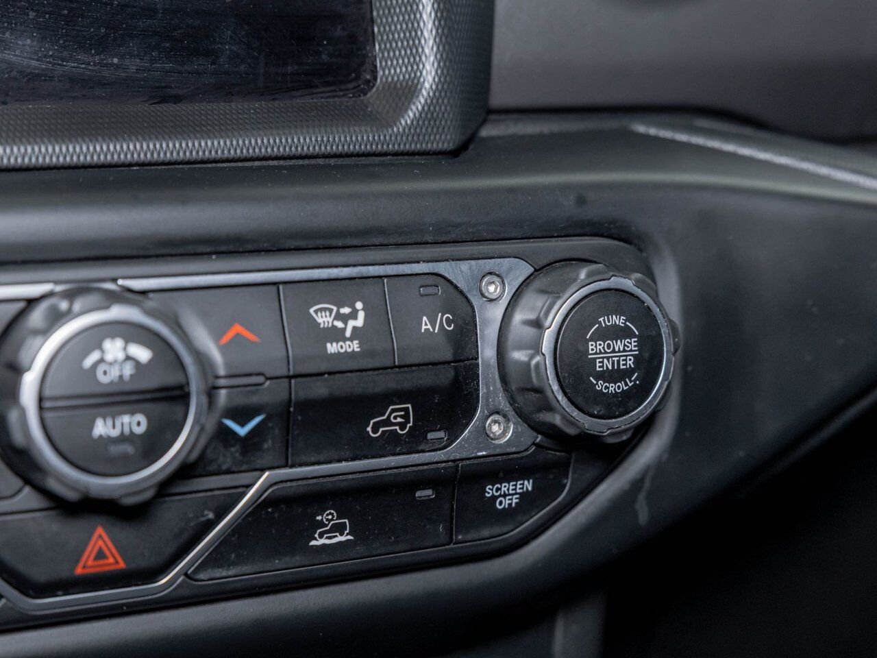 Jeep Gladiator WILLYS CREW 4X4 V6 *NAV* TOIT DUR CARPLAY BEDLINER 2023 Noir Saint-Jérôme - photo #17