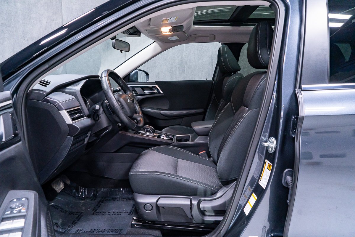 2024 Mitsubishi Outlander ES S-AWC Grey Montreal - photo #14