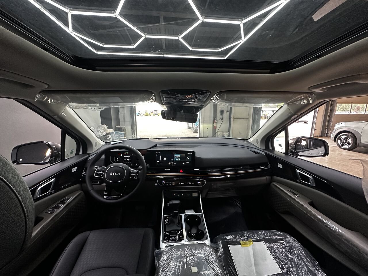 Kia Carnival 2026 Blanc neige nacré Blainville - photo #3