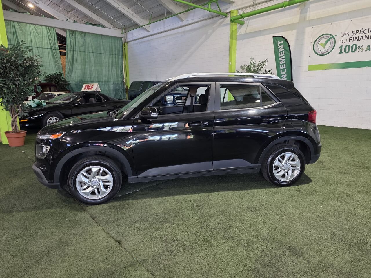 2022 Hyundai Venue Black  - photo #2