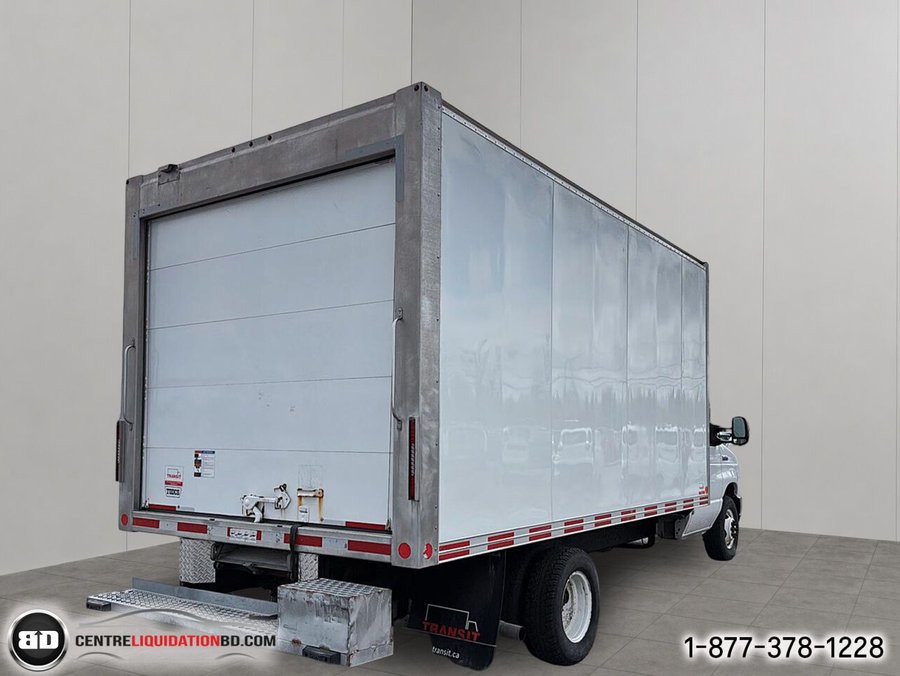 2023 Ford Série E tronqué E-450 176 po RARJ White