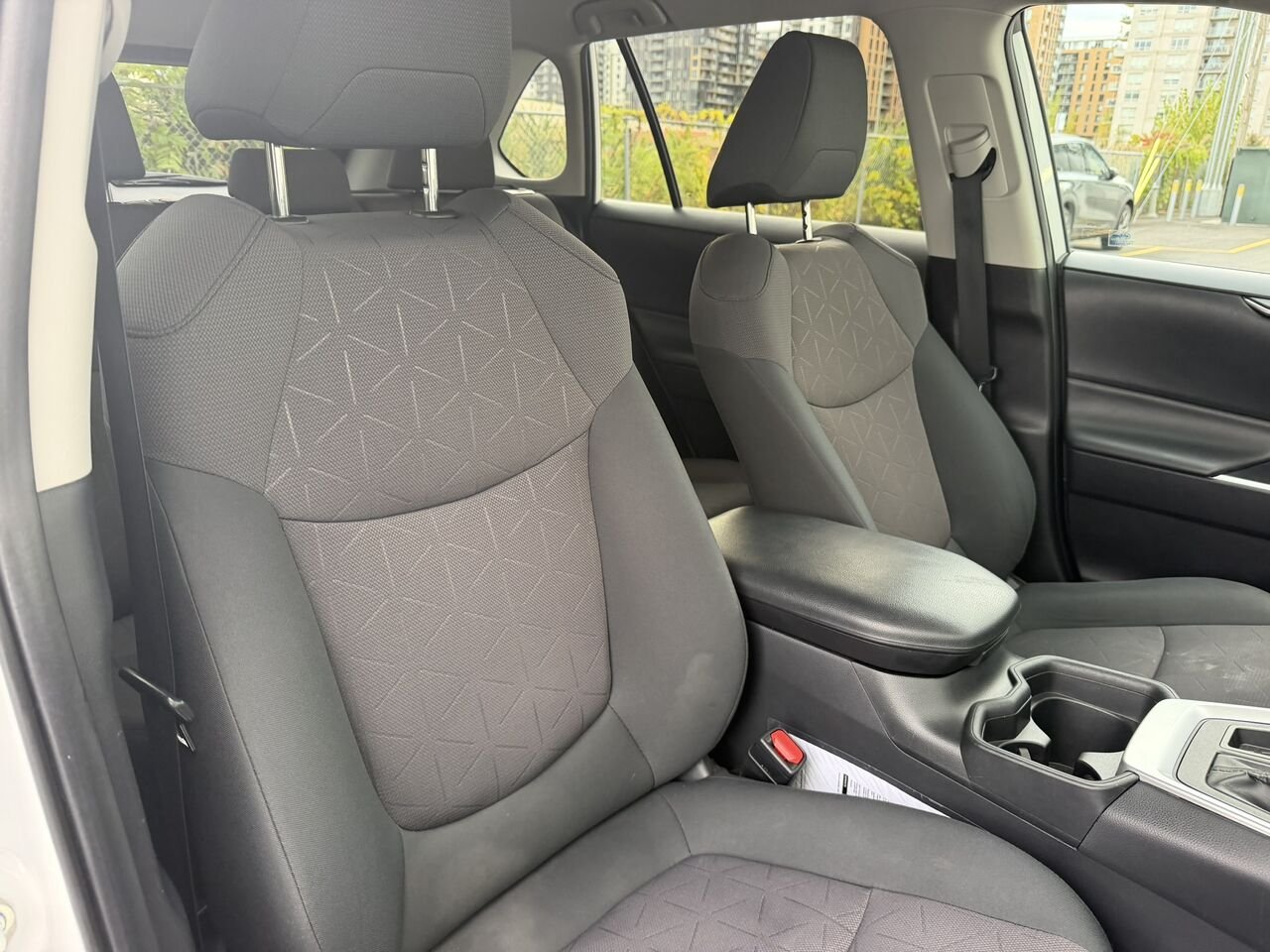 Toyota RAV4 LE 2019 Blanc Laval - photo #17