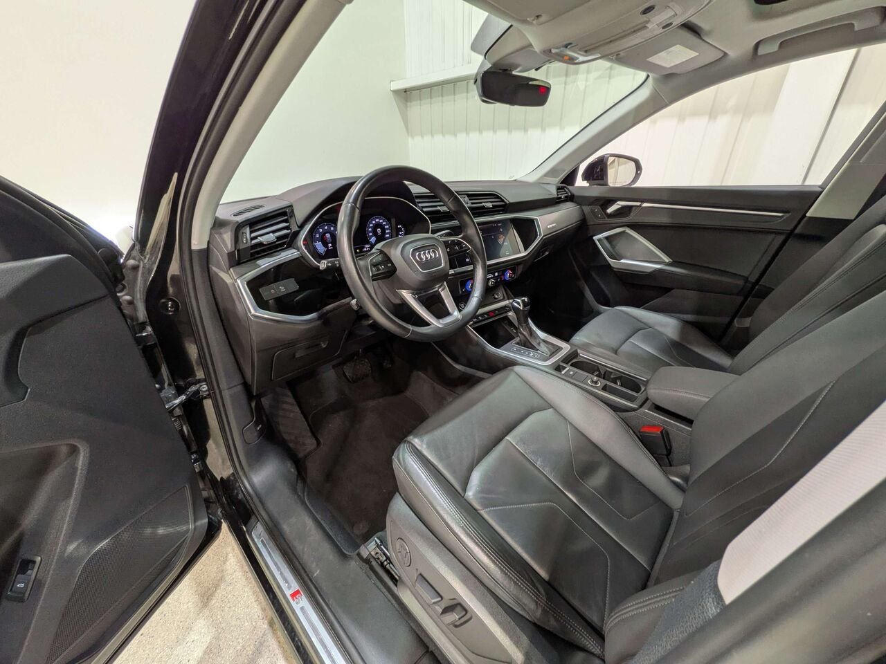 2021 Audi Q3 Progressiv 45 TFSI quattro Black Mirabel - photo #10